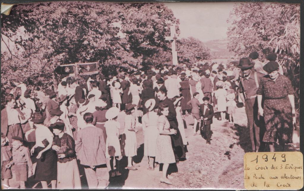 ensemble de 3 verrières figurées : Souvenir de la bénédiction de la Croix des trois évêques