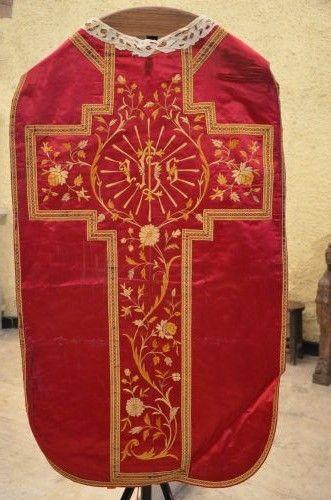 ornement rouge : chasuble ; étole