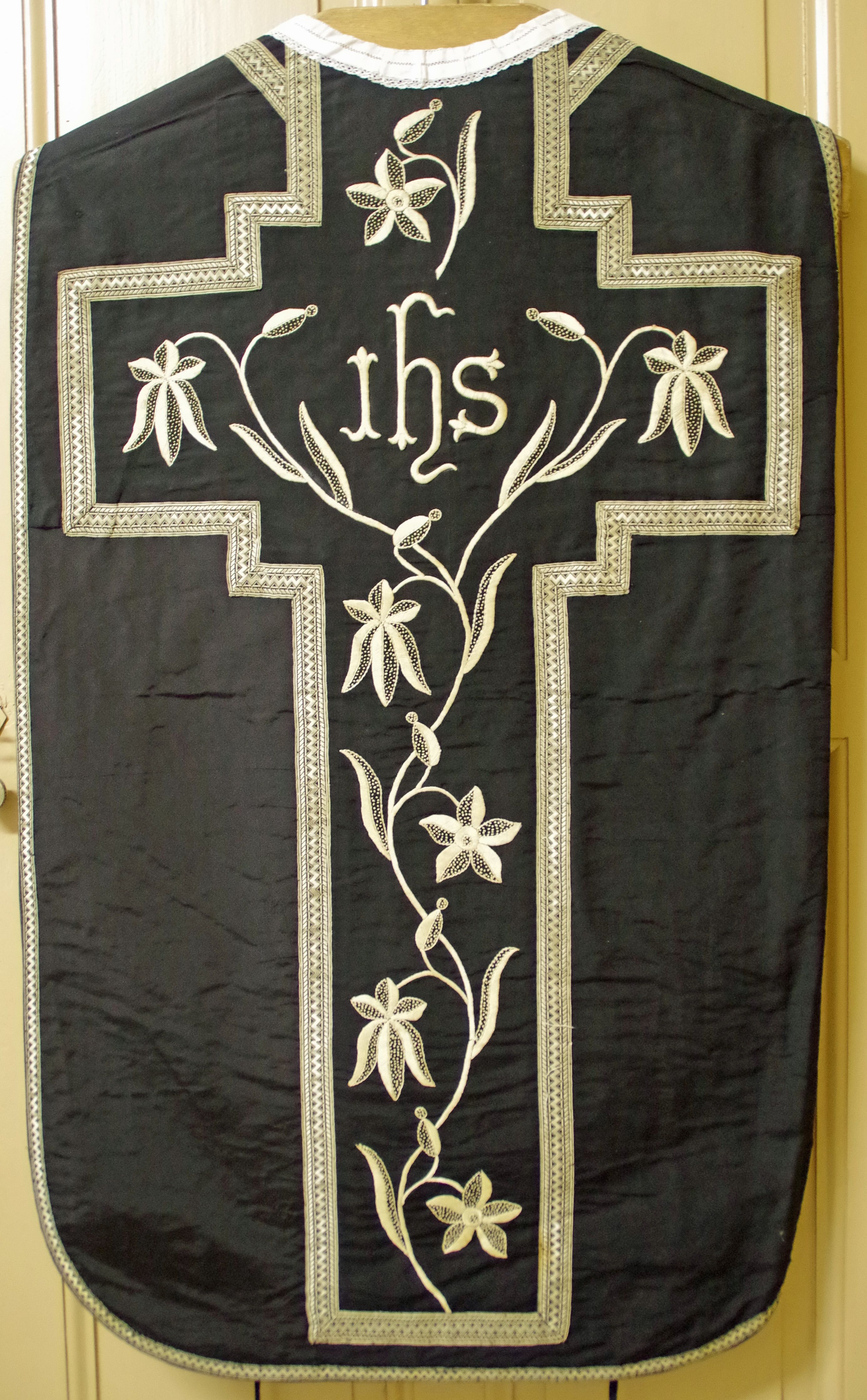 sommaire des textiles de l'église Saint-Saturnin et Sainte-Croix d'Aimargues