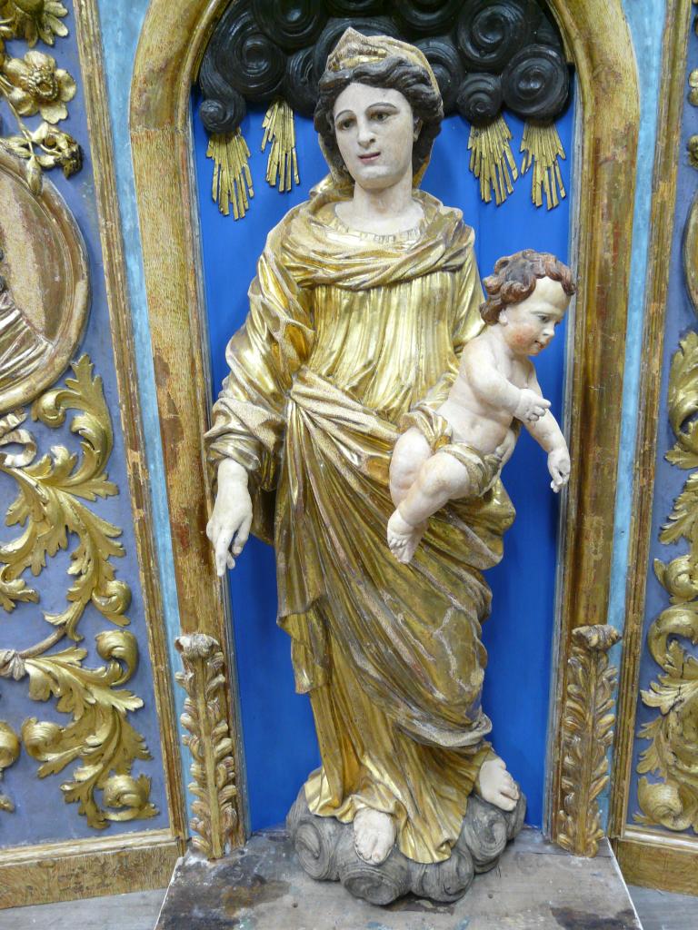 ensemble de l'autel secondaire dédié à la Vierge du Rosaire : retable architecturé, autel tombeau, gradin d'autel, statue : Vierge du Rosaire