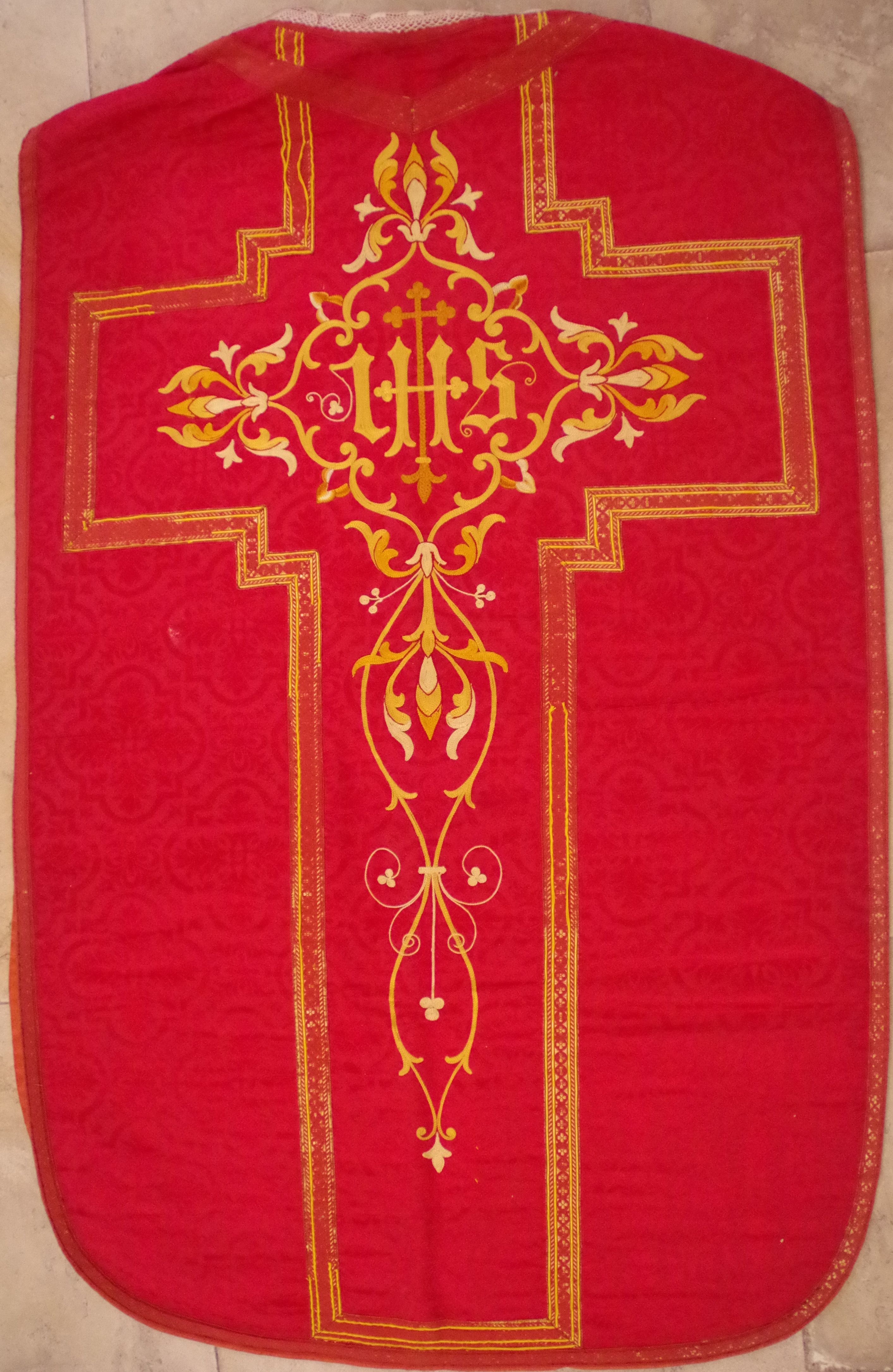 sommaire des textiles de l'église Saint-André de Bezouce
