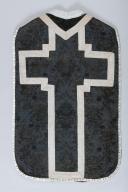 chasuble noire (re-teinture) avec étole et manipule