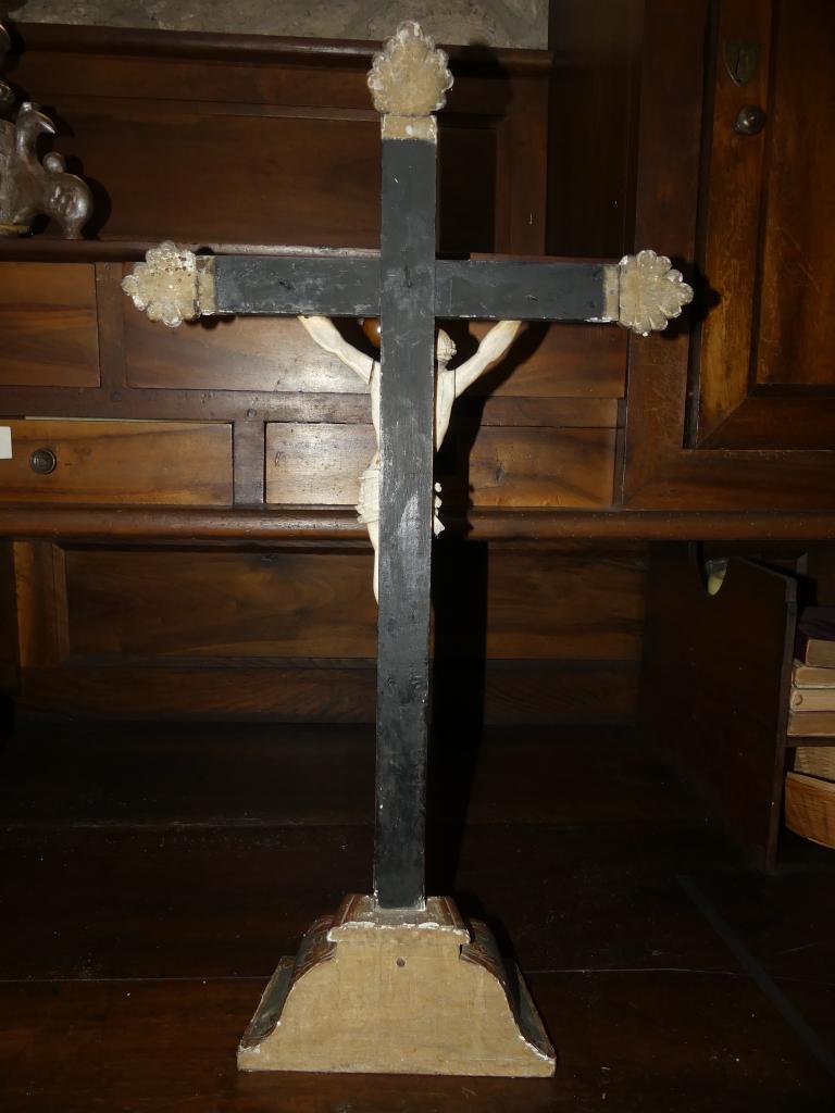 croix d'autel et statuette du Christ en croix