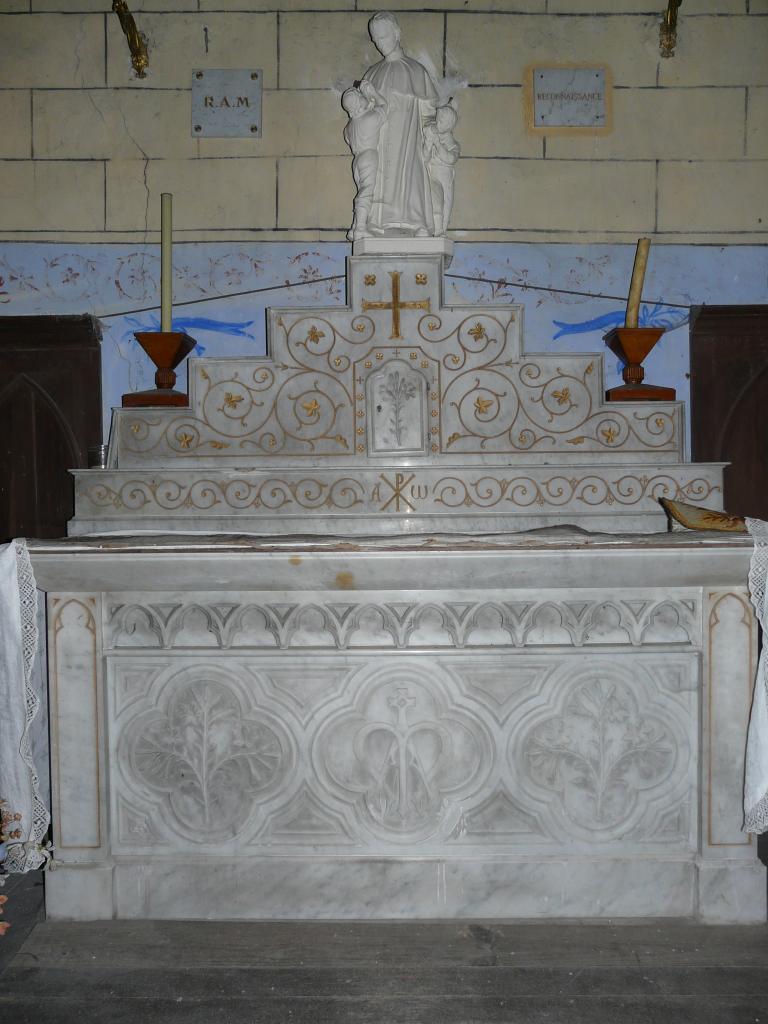ensemble de l'autel dédié à la Vierge de style néo-gothique : gradins d'autel, tabernacle à ailes