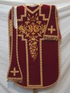ensemble d'un ornement rouge : chasuble, étole de clerc, manipule, bourse de corporal, voile de calice