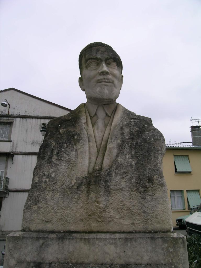 ensemble du monument et du buste (buste à mi-corps grandeur nature) du docteur Joseph-Paul Rambaud (1879-1944)