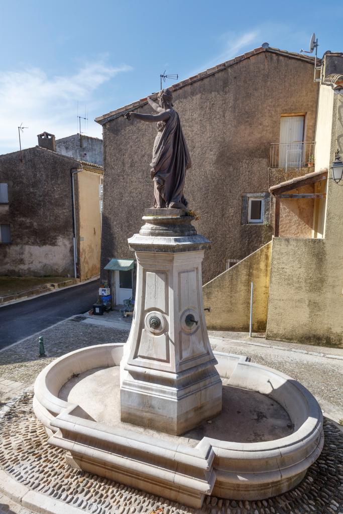 fontaine monumentale, statue de Marianne, titrée LA PAIX
