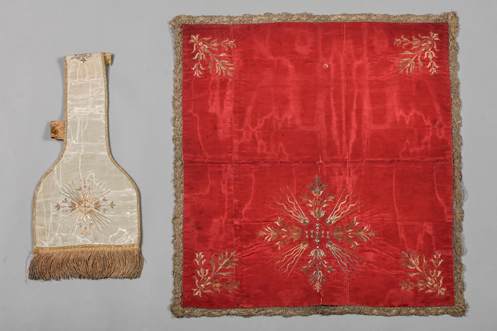 chasuble réversible blanc / rouge avec manipule et voile de calice