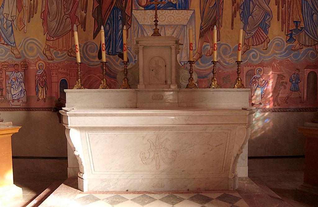 ensemble du maître-autel, de style néo-classique : autel tombeau, gradin d'autel et tabernacle architecturé