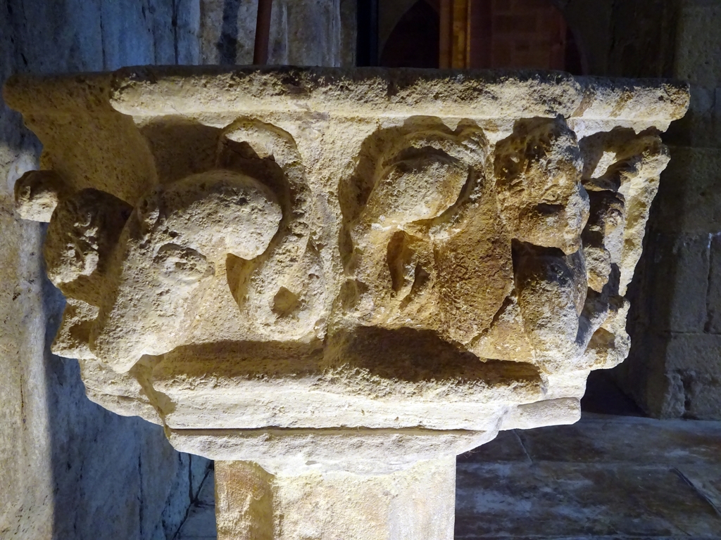 Bénitier sur pied ou cuve baptismale