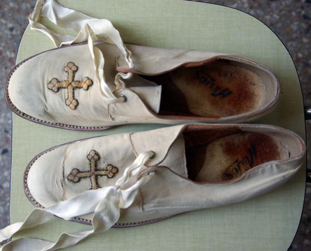 sandales liturgiques blanches et paire de chaussettes blanches (n° 112)