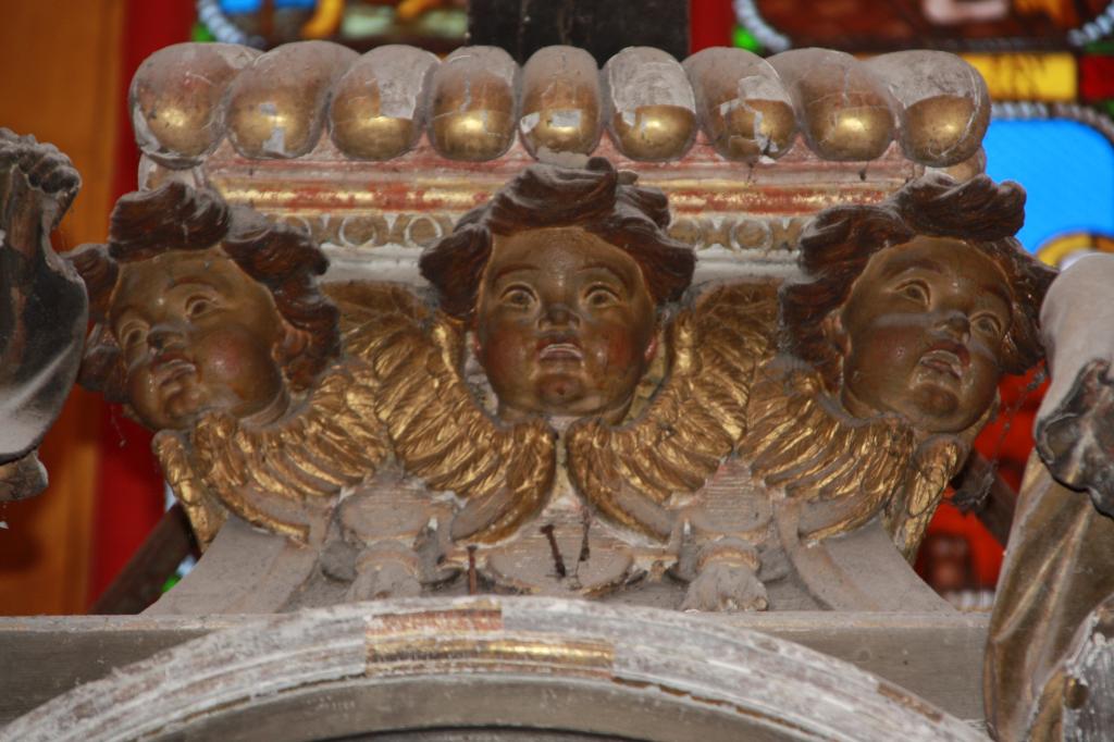 ensemble du retable du maître-autel : retable architecturé, autel tombeau, gradin d'autel, tabernacle, statues (8)