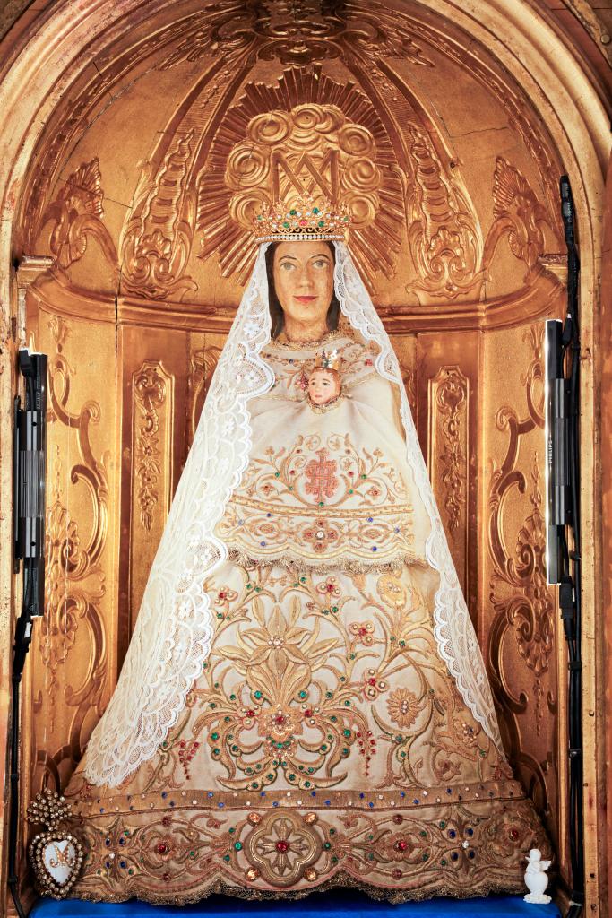 costumes de la statue de la Vierge de Notre-Dame de Marceille