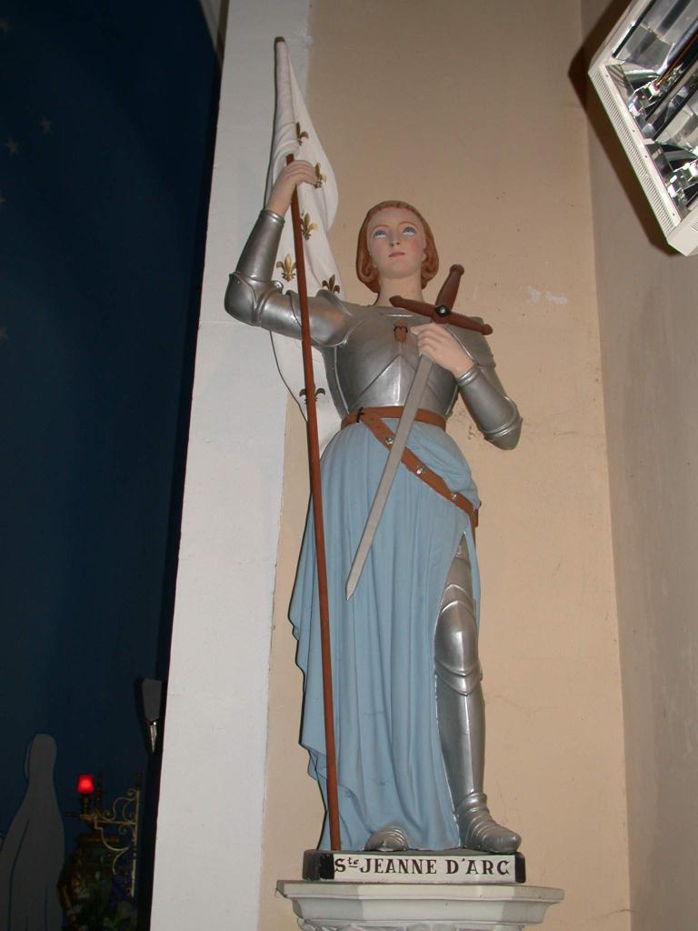 ensemble du monument aux morts (4 plaques et un tableau commémoratifs) des guerres napoléoniennes, de la guerre de 1914-1918 et de la guerre de 1939-1945, des statues (grandeur nature) des statues de Saint-Martin et sa console, de Jeanne d'Arc et d'une croix de guerre