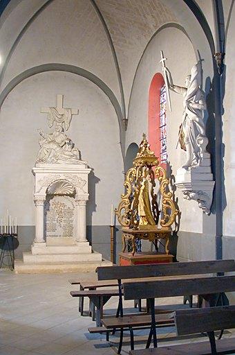 ensemble du monument aux morts de la guerre de 1914-1918 et du groupe sculpté relié (grandeur nature) : Mater Dolorosa ainsi que de la statue (grandeur nature) de Jeanne d'Arc et sa console.