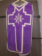 ornement violet : chasuble