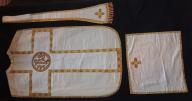 Ornement blanc n° 2 : chasuble, étole, manipule, voile de calice, bourse de corporal