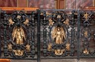 paire de clôtures des chapelles de la Vierge et de Saint Jacques de Compostelle, style néo-Renaissance : Anges tenant un calice et une palme, Ciboires et grappes de vigne et épis de blé