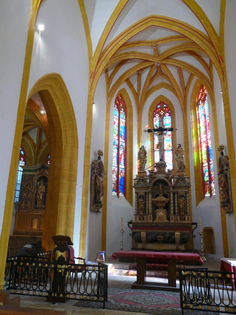 ensemble du retable du maître-autel : retable architecturé, autel tombeau, gradin d'autel, tabernacle, statues (8)