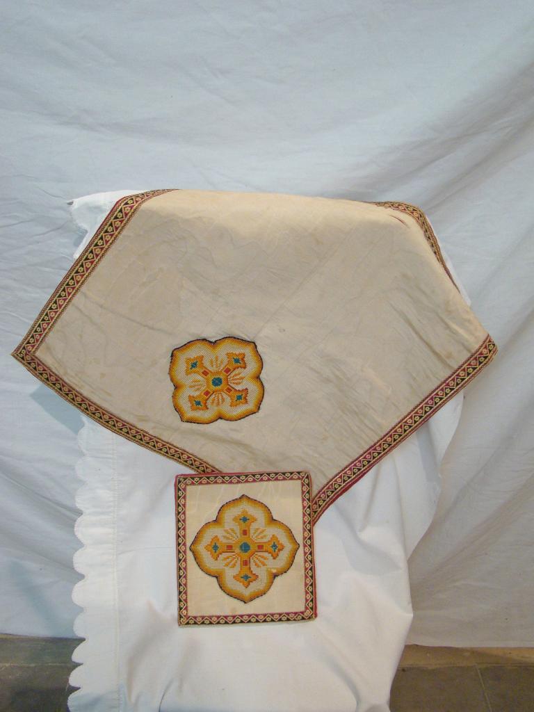 ensemble d'un ornement blanc : chasuble, étole de clerc, manipule, bourse de corporal, voile de calice