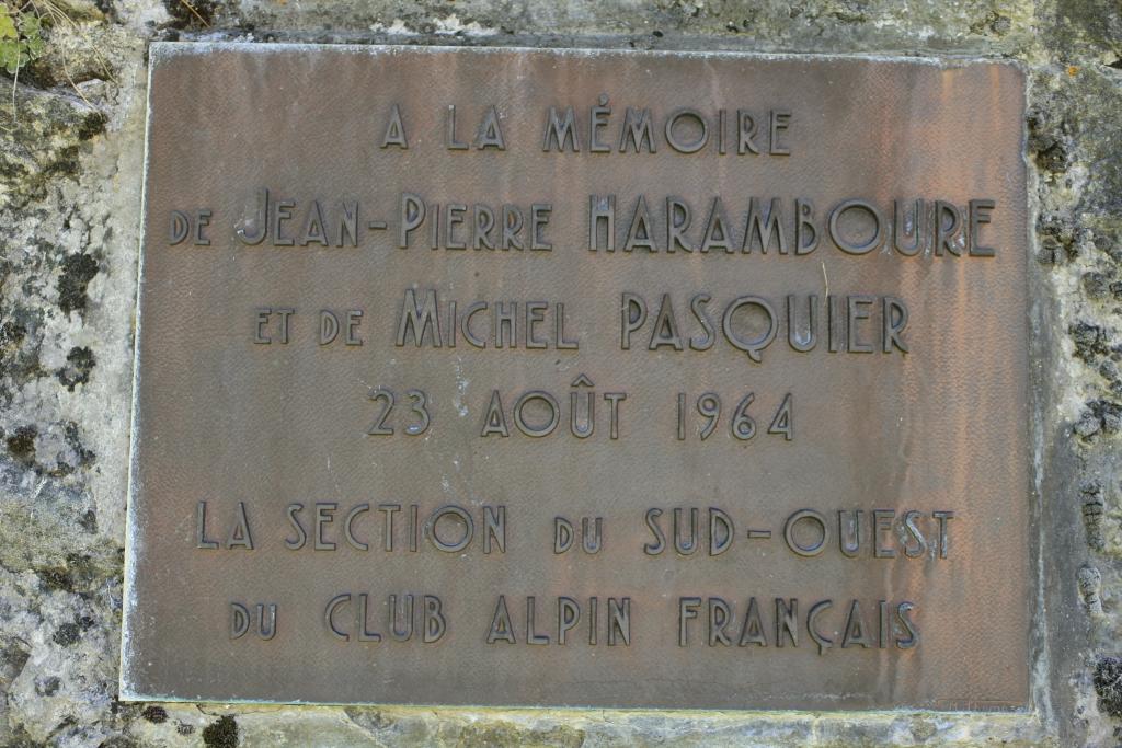 plaques commémoratives des disparus en montagne