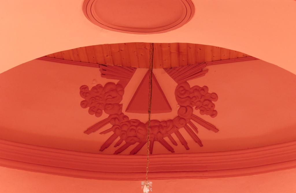 décor d'architecture de la voûte du choeur : Gloire avec le Tétragramme dans une nuée rayonnante