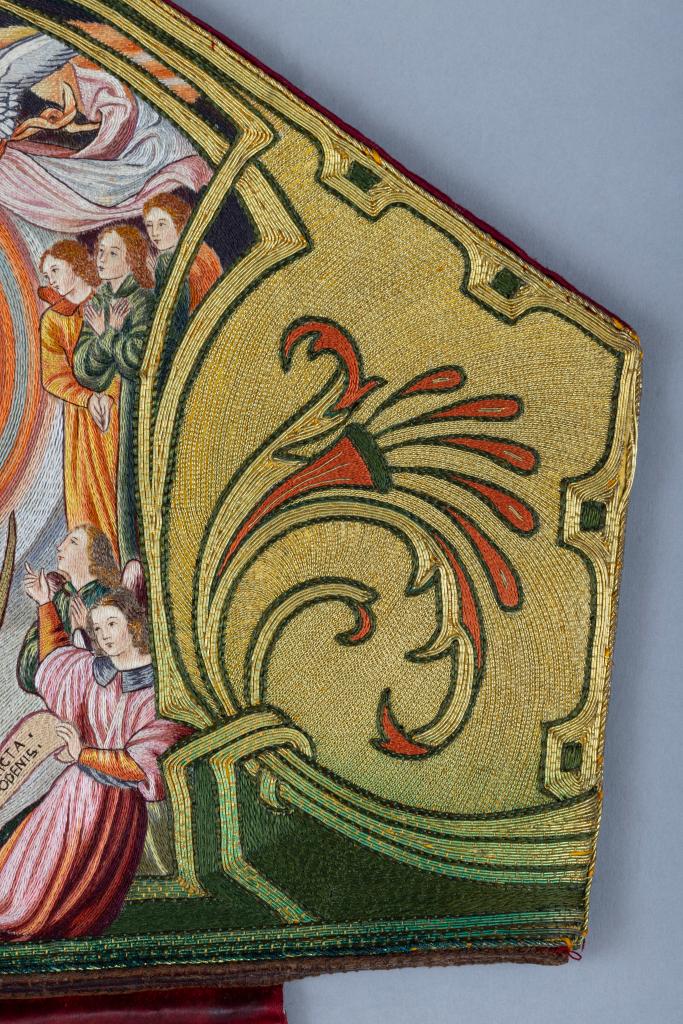 mitre de Mgr Chevrier, molleton et boîte de rangement
