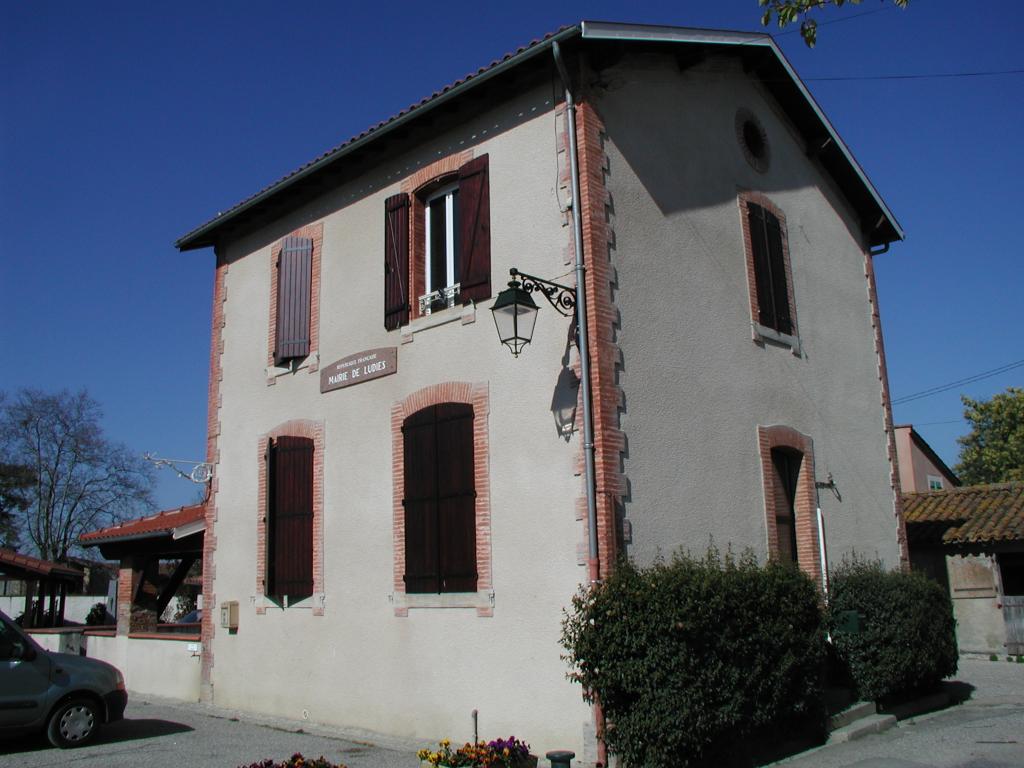 ancienne école actuellement mairie