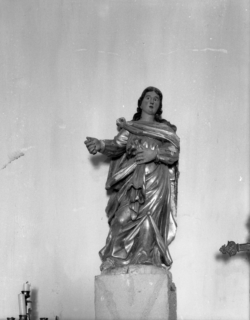 trois statues : sainte Marthe, sainte Thérèse, sainte Catherine