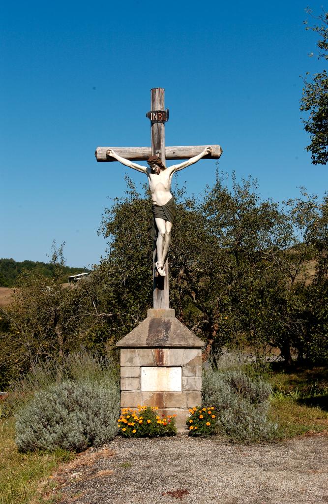 monument aux morts (croix de cimetière) de la guerre de 1914-1918 et statue (grandeur nature) de Christ en croix