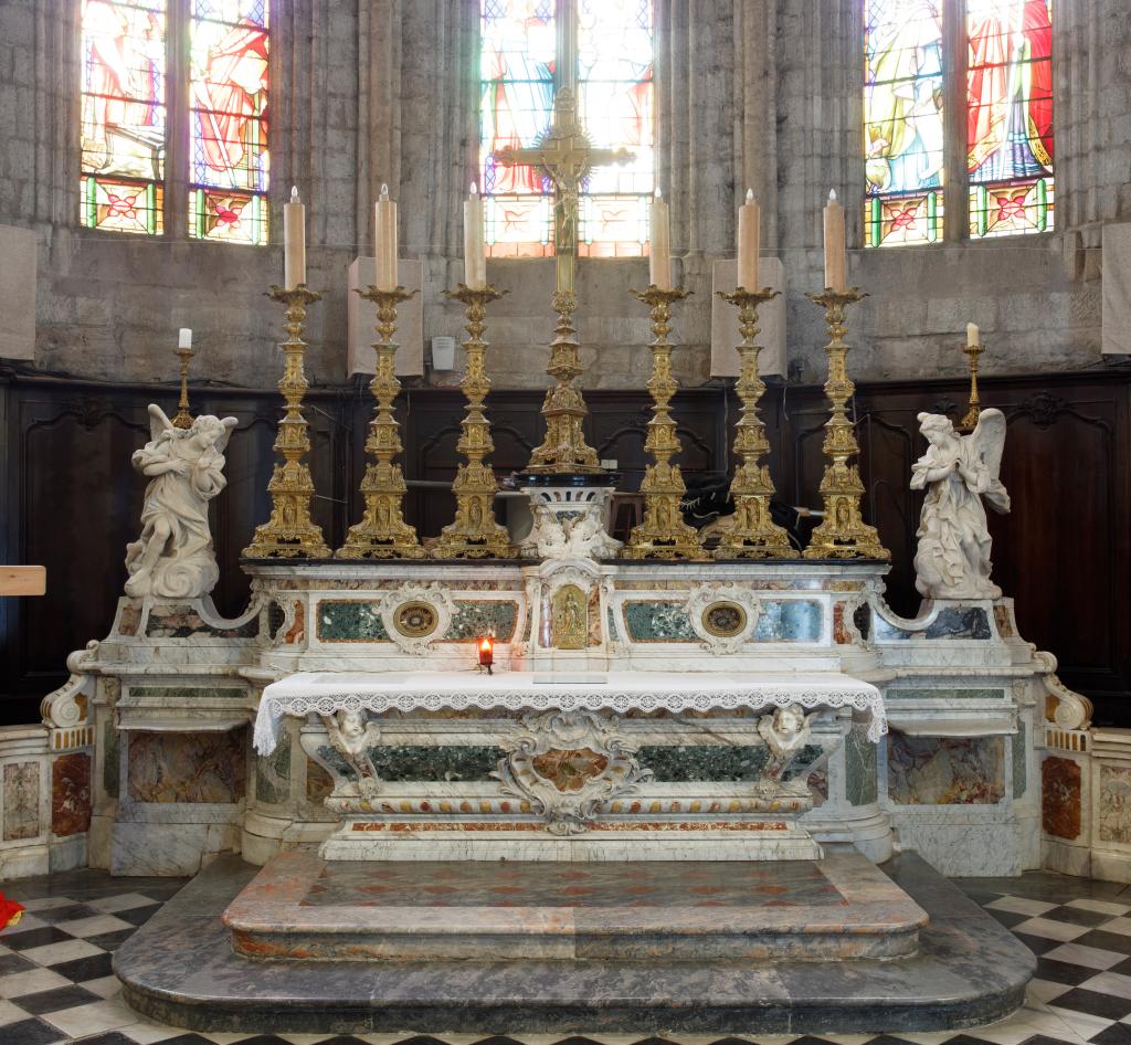 maître-autel contenant deux tableaux-reliquaires