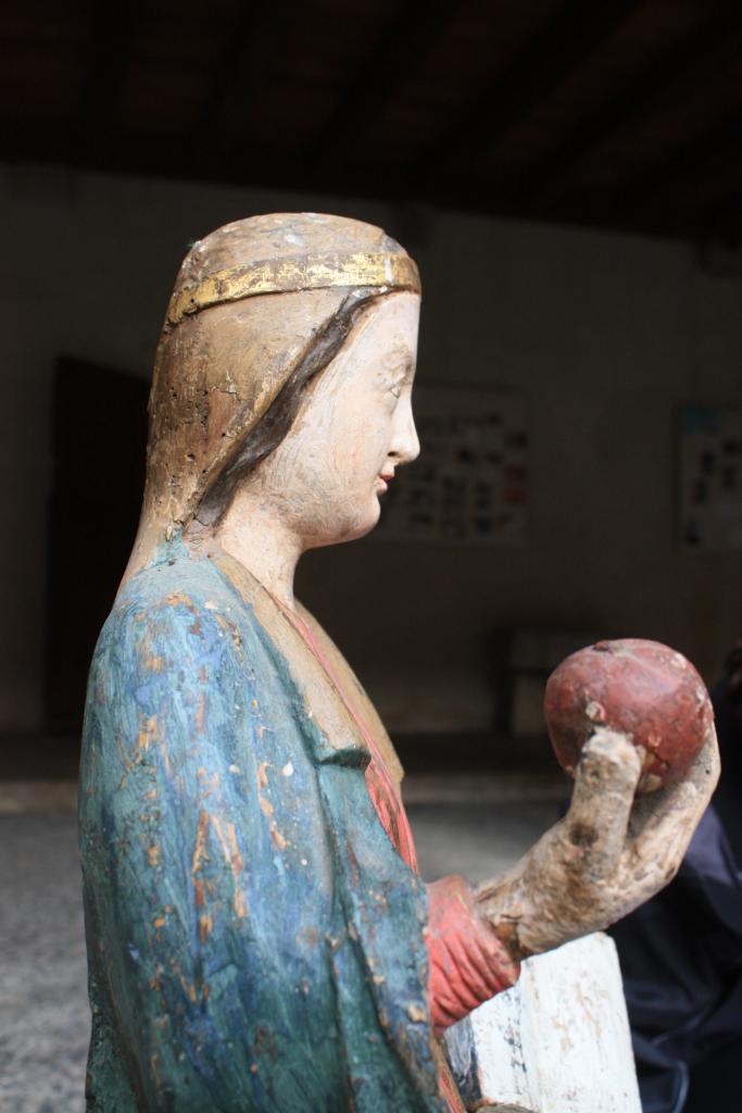 statue de la Vierge à la pomme