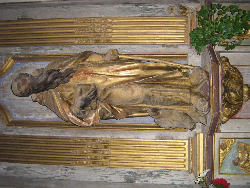 ensemble du retable du maître-autel : autel tombeau, 2 gradins d'autel, tabernacle-exposition architecturé de forme pyramidale, 3 hauts-reliefs : La Crucifixion, 2 statues : Saint Roch et Saint Antoine