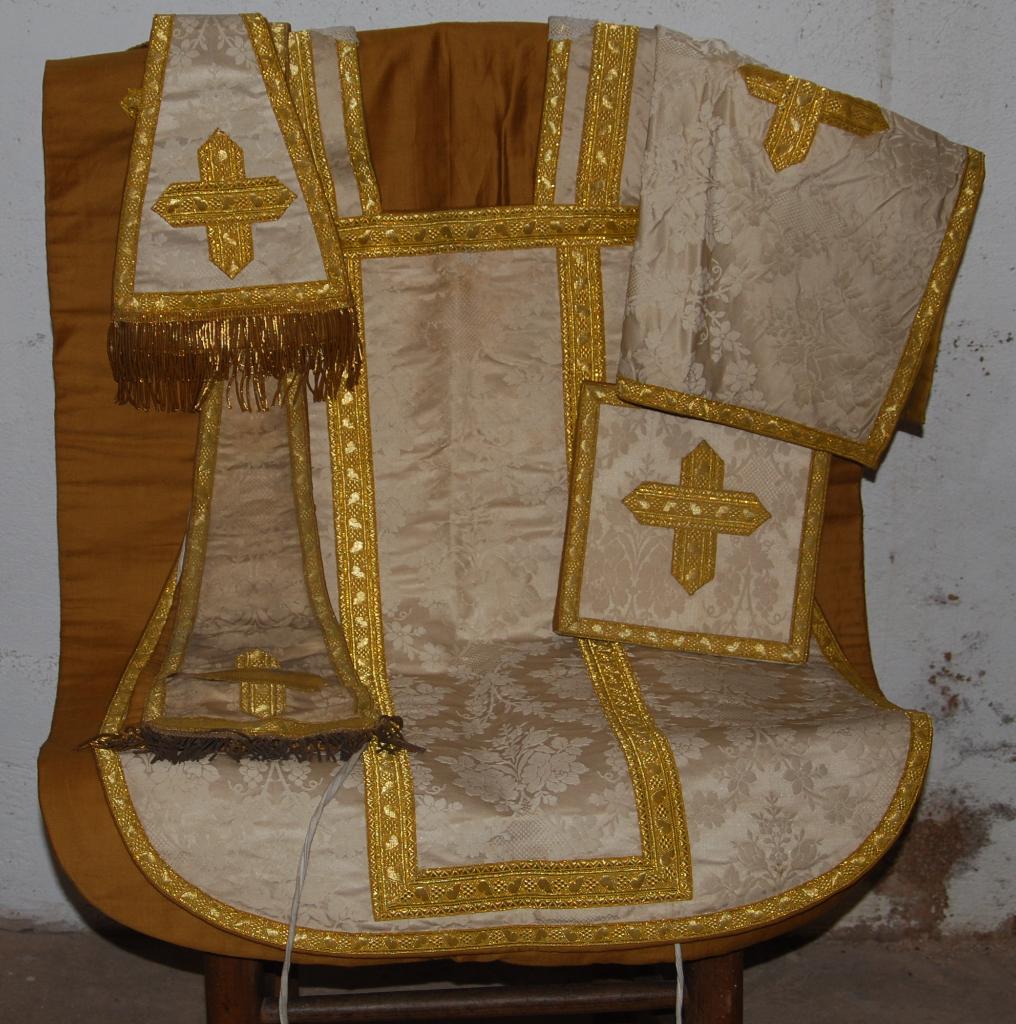 ensemble d'un ornement blanc : chasuble, étole de clerc, manipule, bourse de corporal et voile de calice