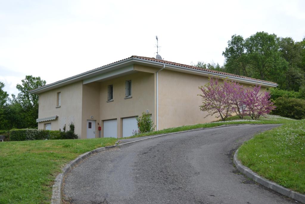 château, puis école des Frères de l'Instruction Chrétienne de Ploërmel, puis école ménagère agricole, aujourd'hui lycée d'enseignement général, technologique et agricole d'Auch Beaulieu-Lavacant
