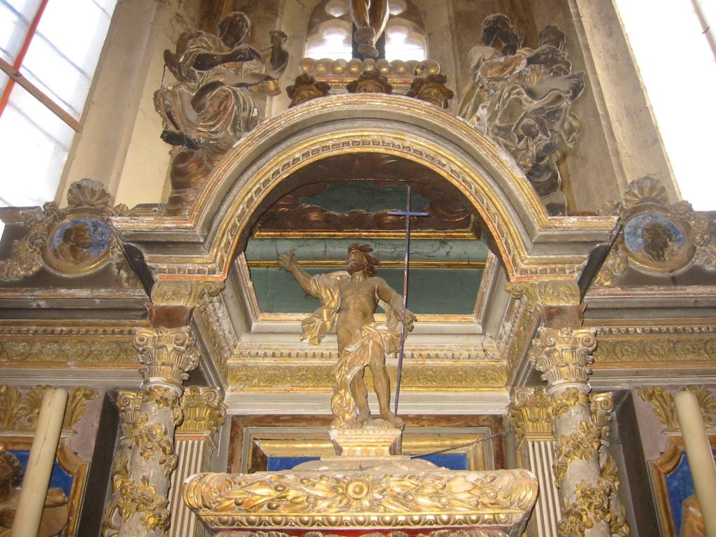ensemble du retable du maître-autel : retable architecturé, autel tombeau, gradin d'autel, tabernacle, statues (8)