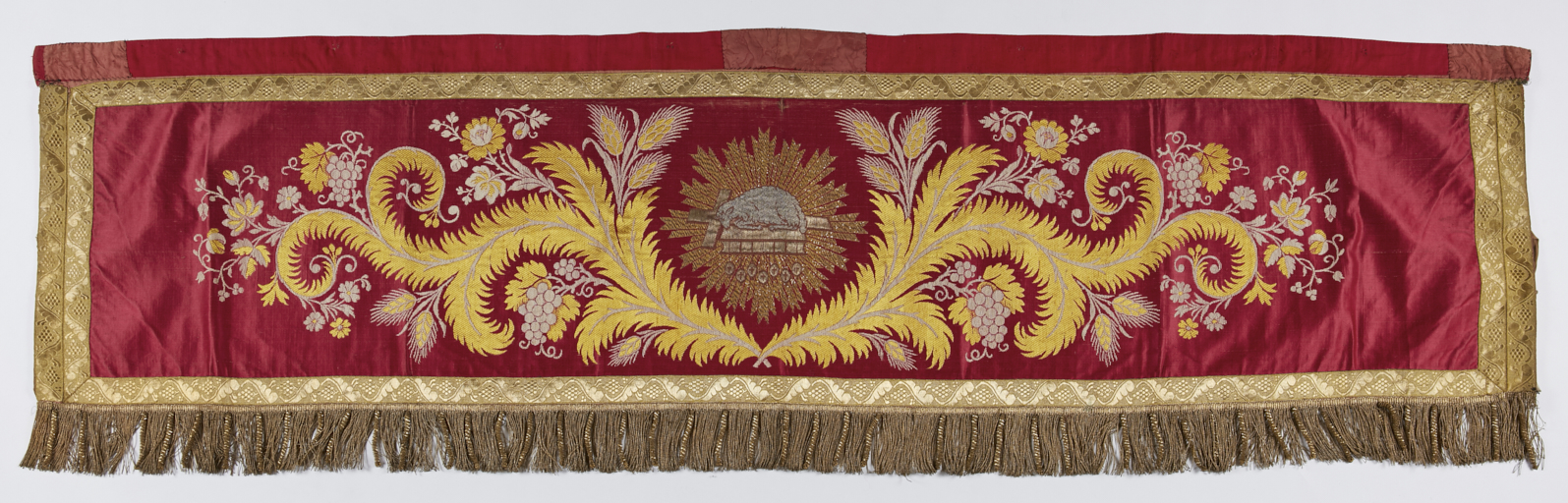 Dais de procession rouge