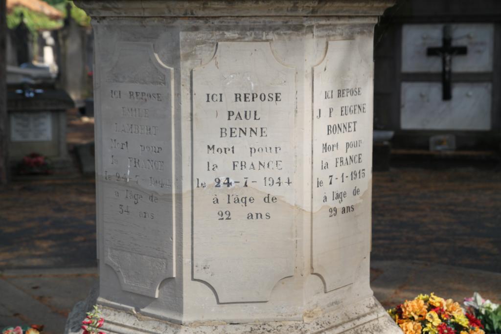ensemble de 2 monuments aux morts et une croix monumentale à la mémoire des militaires morts au combat