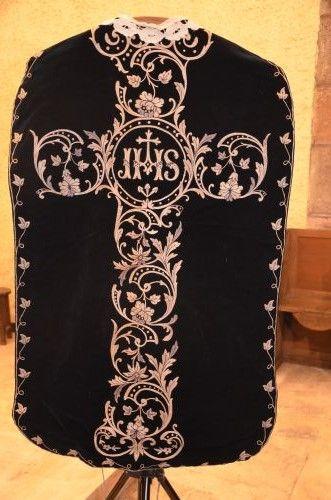 ornement noir : chasuble ; étole