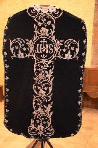 ornement noir : chasuble , étole