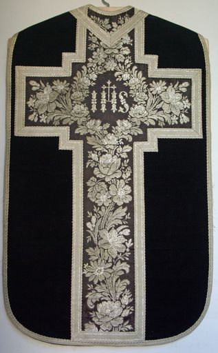 chasuble noire, avec étole, manipule, bourse de corporal et chape (n° 35)