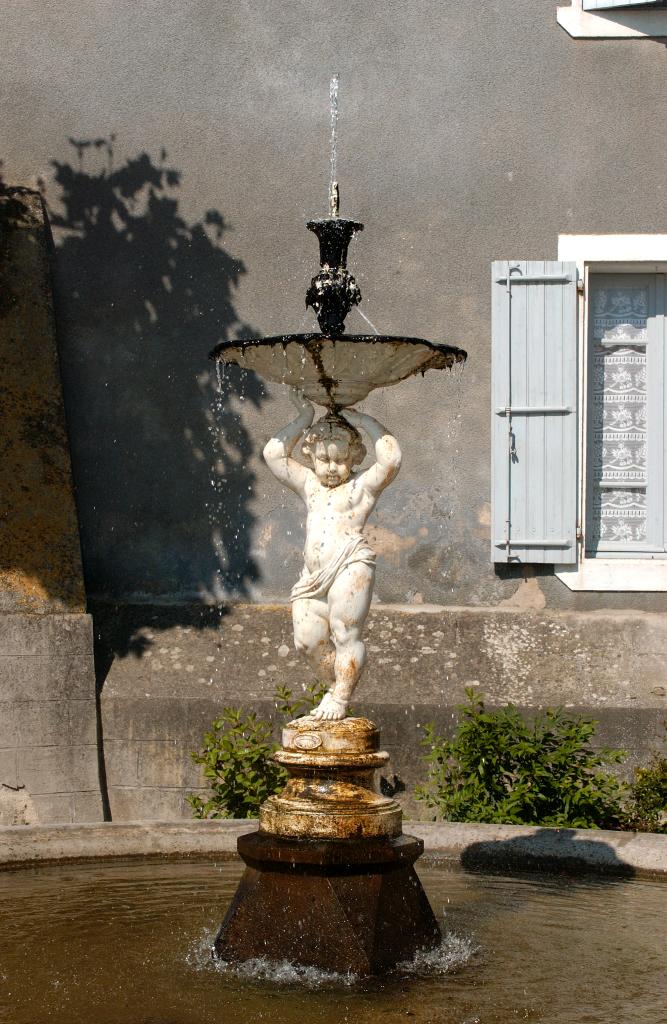 statue (statuette) : Putti tenant une vasque à têtes de lion