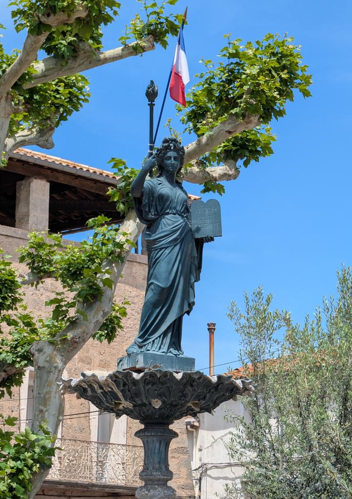 monument (monument commémoratif), fontaine monumentale, République ou Marianne à la Constitution