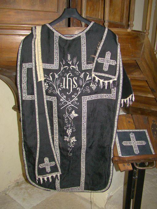 ornement noir : chasuble, étole de clerc, manipule, bourse de corporal