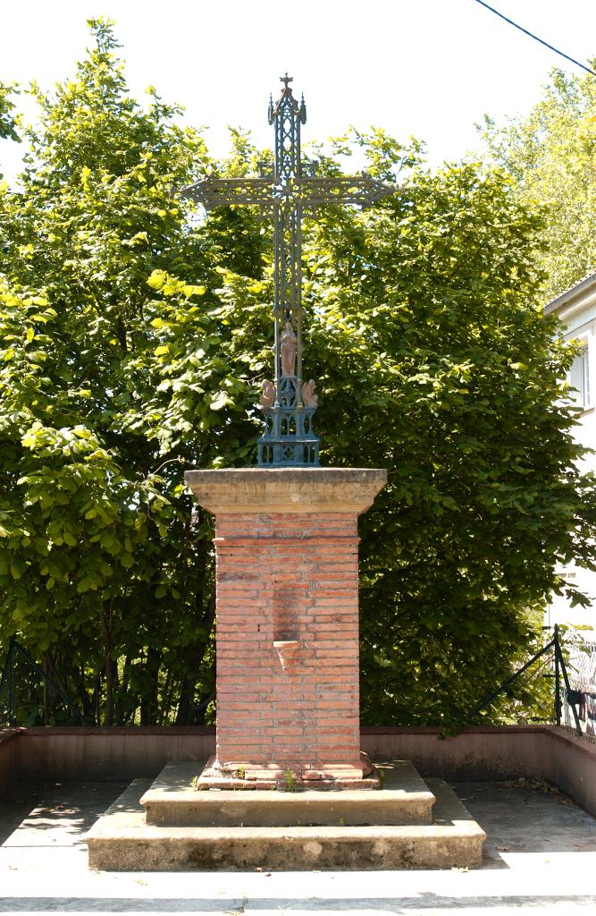 croix de chemin, de style néo-gothique, et son socle : Vierge et deux anges agenouillés en adoration