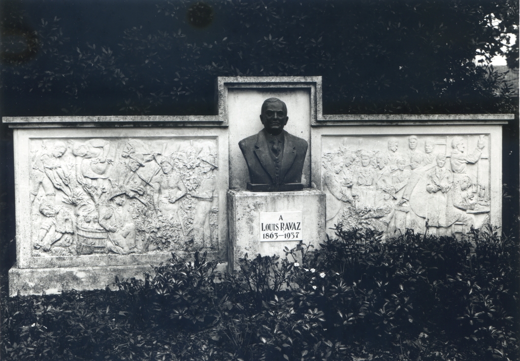 monument commémoratif à Louis Ravas