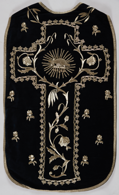 chasuble noire avec étole, voile de calice, bourse de corporal et chape