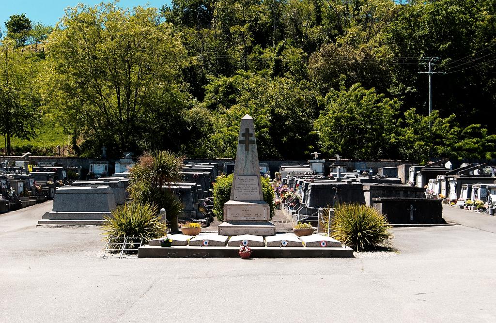 monument aux morts et cinq tombeaux de la guerre de 1939-1945.