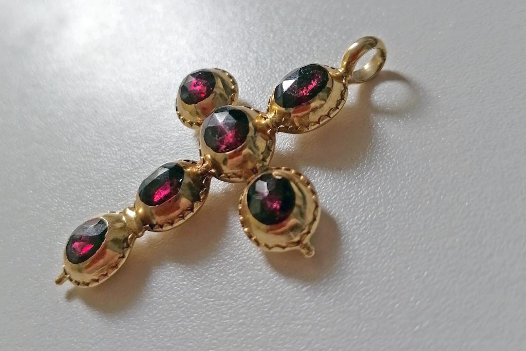 Croix à six pierres