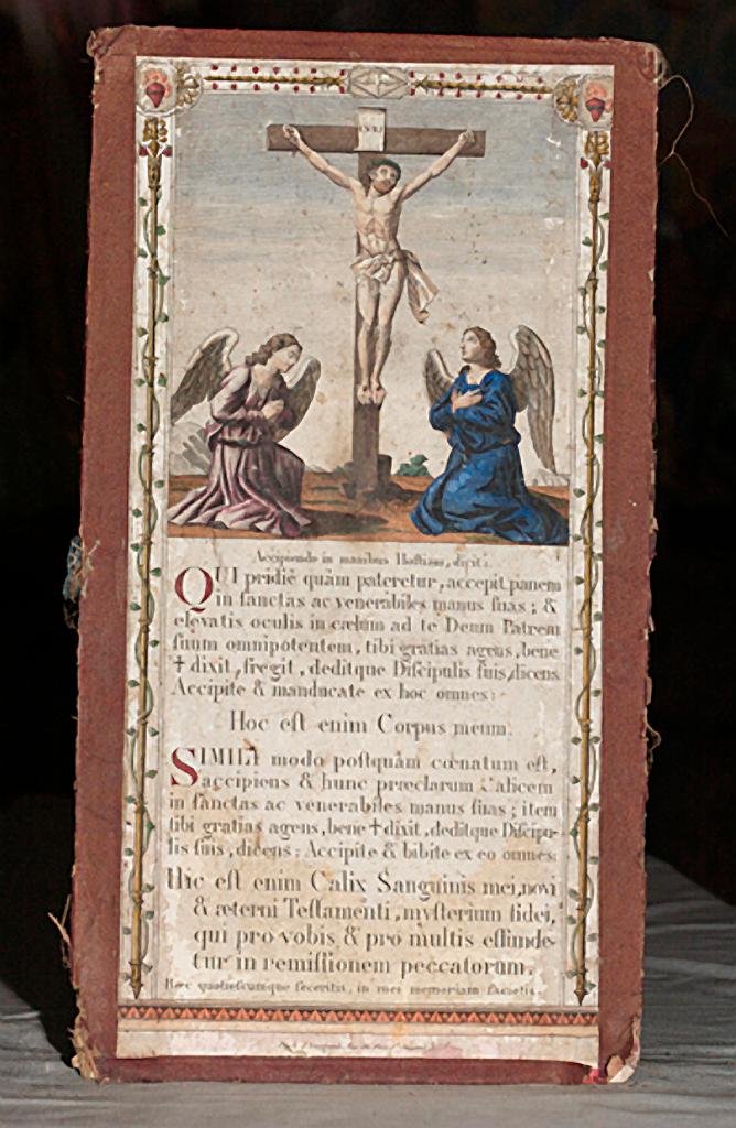 ensemble de 3 canons d'autel : Christ en croix adoré par deux anges